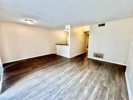 Bright 2BR Apartment with Balcony & Off-Street Parking – photo 1