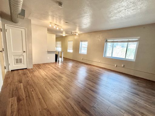 Spacious One-Bedroom, Two Bathroom Apartment on Historic Armour Blvd – photo 1