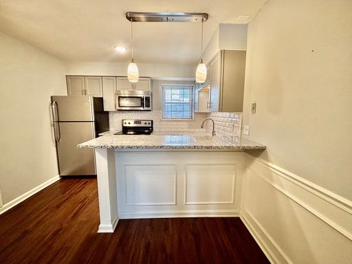 Beautifully Renovated 2 Bed Apartment with In-Unit Laundry – photo 1