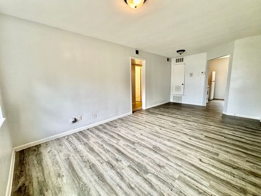 *VOUCHERS ACCEPTED* Spacious & Updated 2 Bedroom with Central A/C, Natural Light & Surface Parking Lot – photo 1