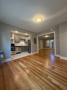 Beautiful Updated 1 Bed 1 Bath in South Plaza! – photo 1