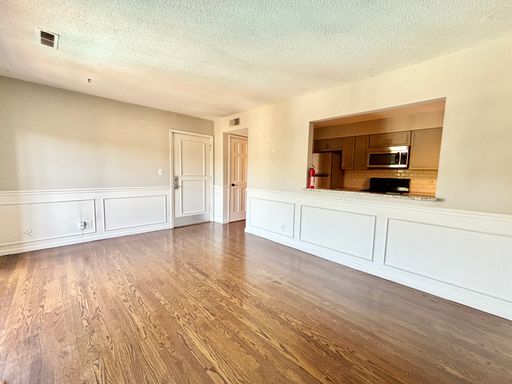 Beautifully Renovated 2 Bed Apartment with Balcony, Pool Views & In-Unit Laundry – photo 1