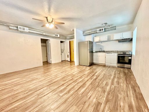 Spacious Studio Apartment with Walk In Closet! – photo 1