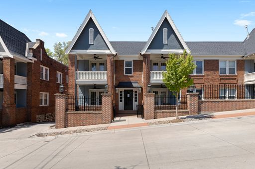 Beautiful 2BR/1BA in Prime Midtown Location! – photo 1