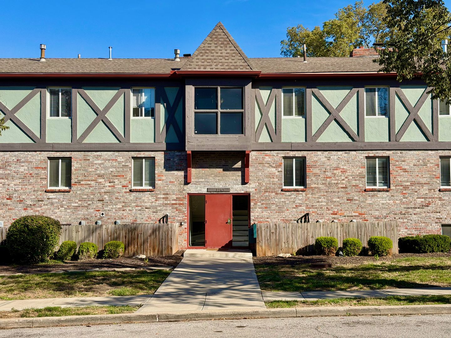Kansas City Apartment: 3745 Warwick Blvd./ 210 E 38th St.