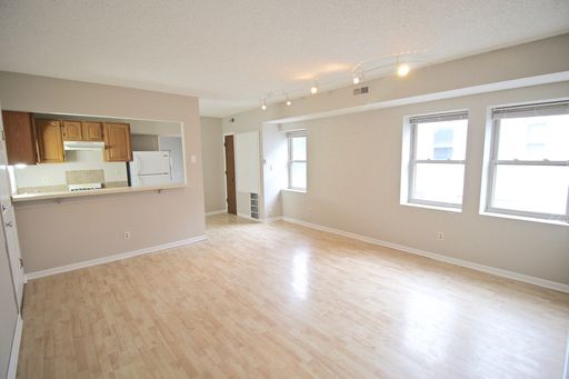 Spacious 1-Bedroom + Den in the Heart of Midtown Kansas City – photo 1
