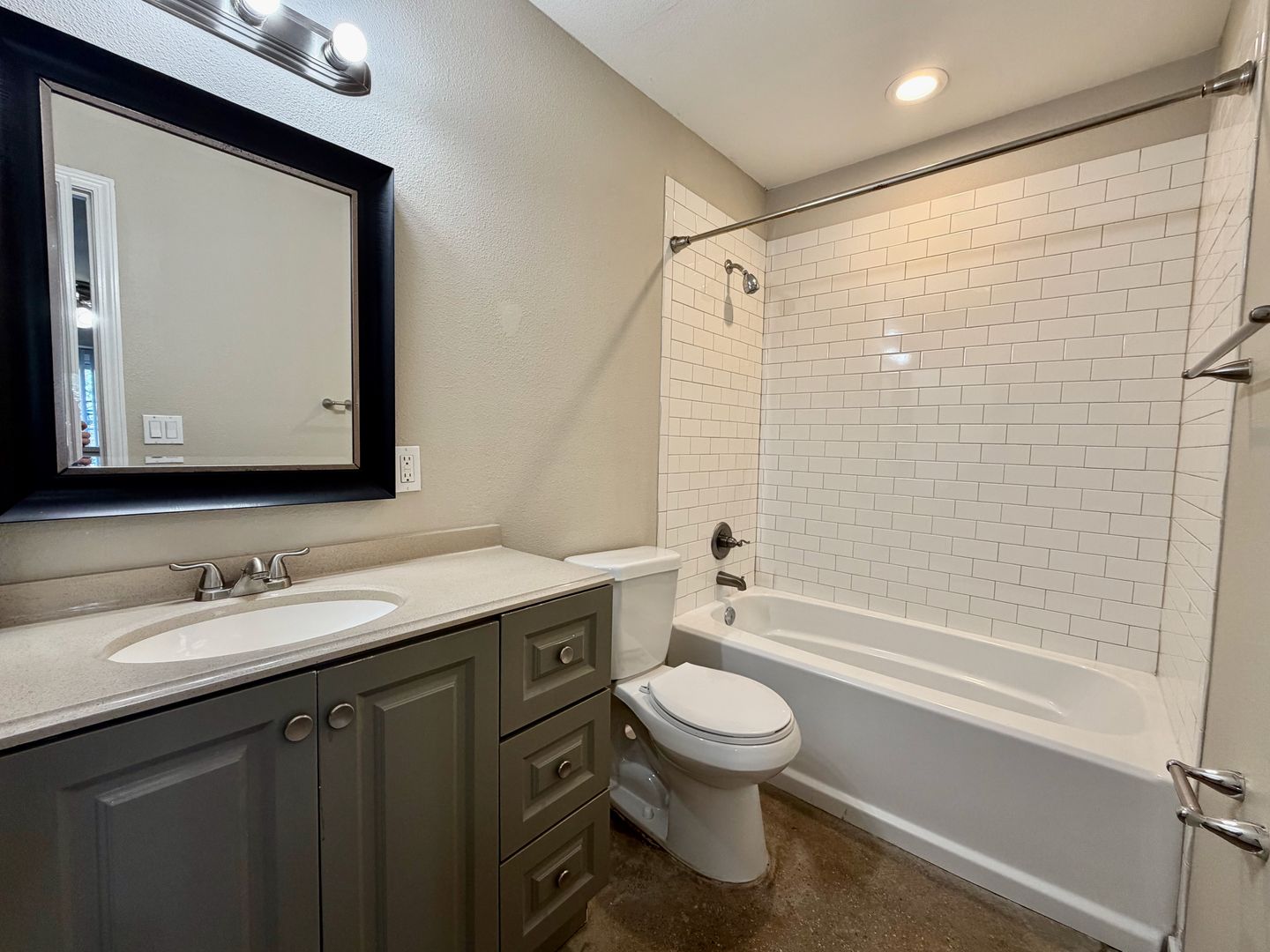 Kansas City Apartment: 3745 Warwick Blvd./ 210 E 38th St.