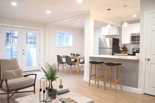 Stunning Updated 2-Bedroom Apartment in the Heart of Midtown KC! – photo 1