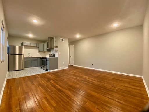 Beautiful Updated 1 Bed 1 Bath in South Plaza! – photo 1