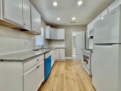 Renovated 3-Bedroom Duplex with Private Balcony & Bonus Room – photo 1