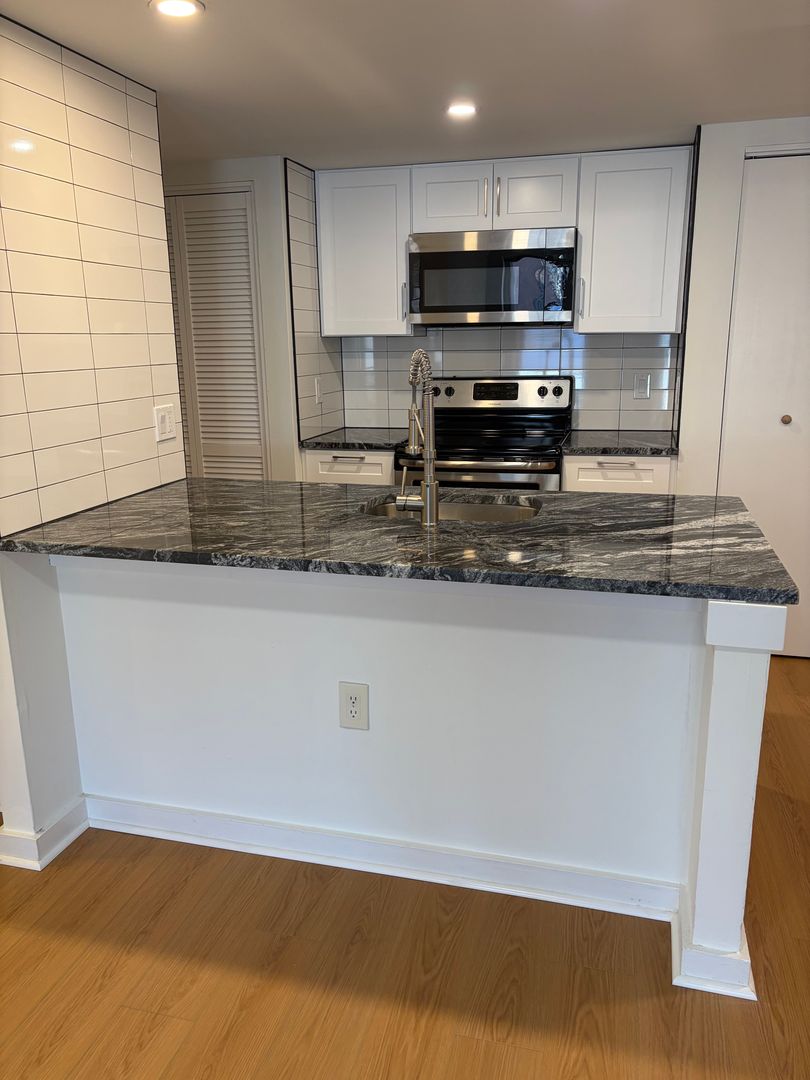 Philadelphia Apartment: 24-30 S. Bank Street  - 407