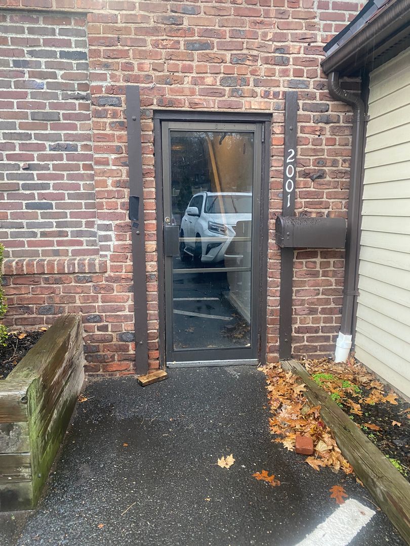 North Haven Apartment: 2001 Whitney Ave