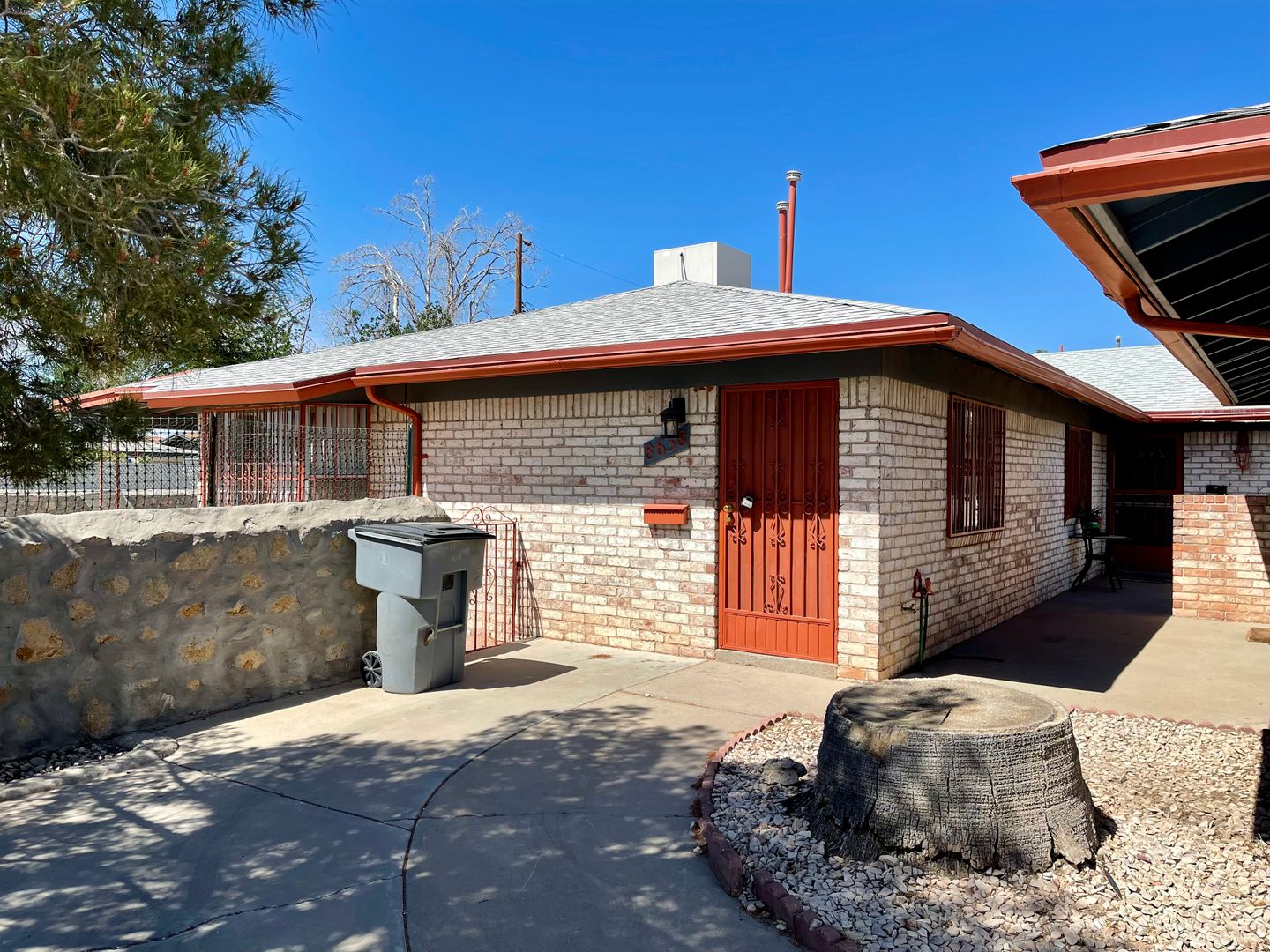 El Paso House: 8638 Mettler Dr