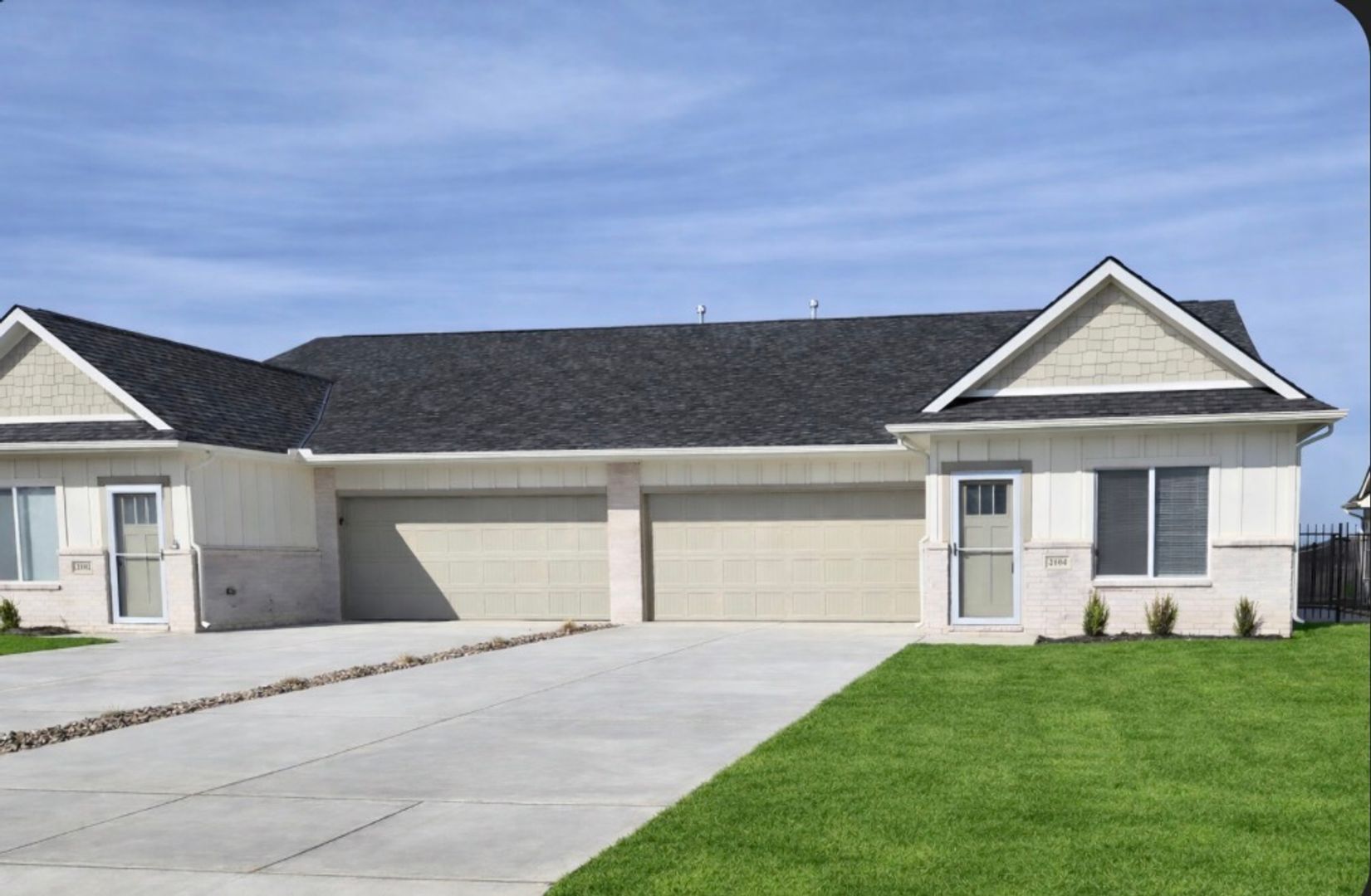 Goddard Townhome: 2104 W Elk Ridge Ave