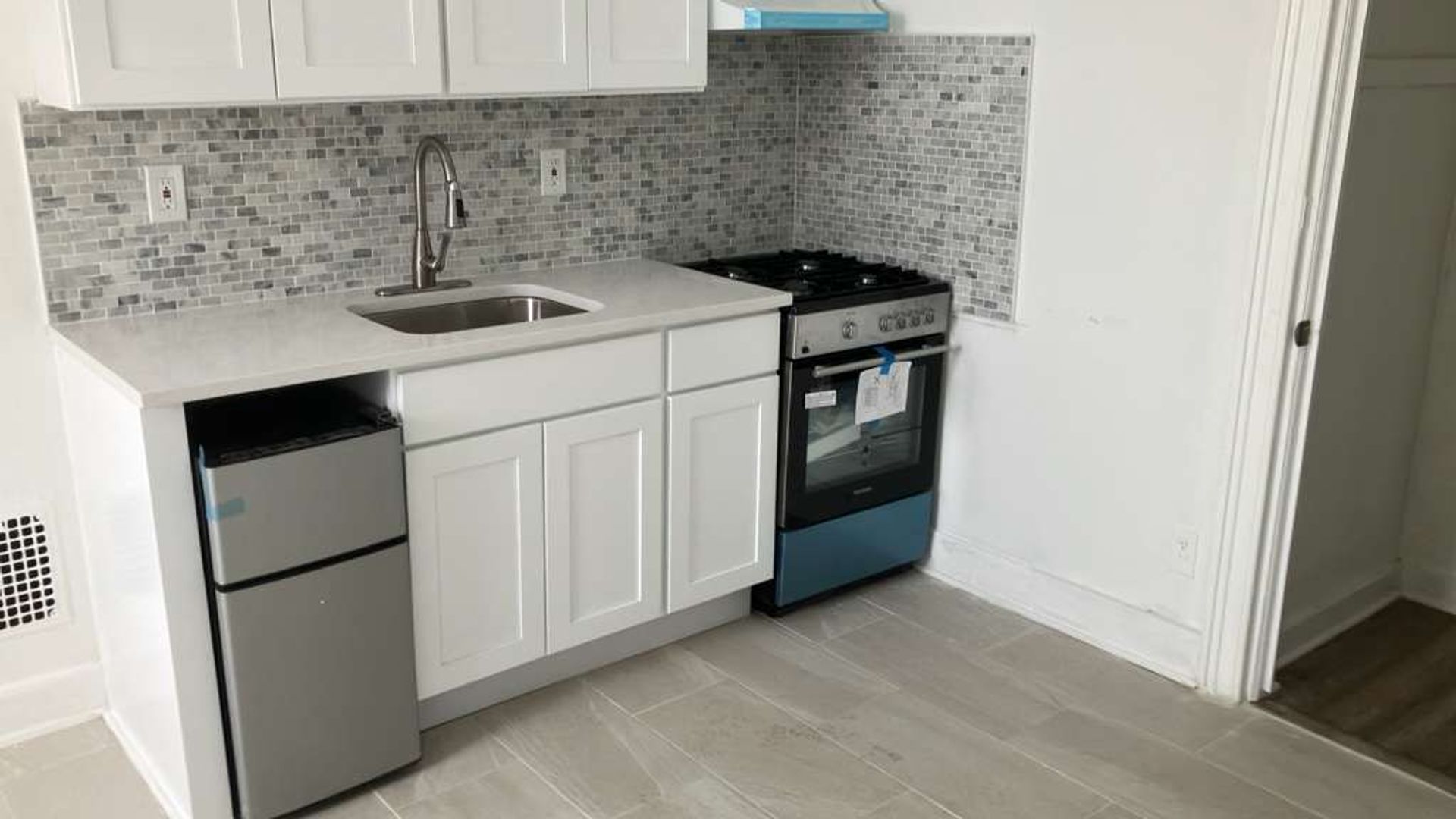 Elizabeth Apartment: 64 Dehart Place