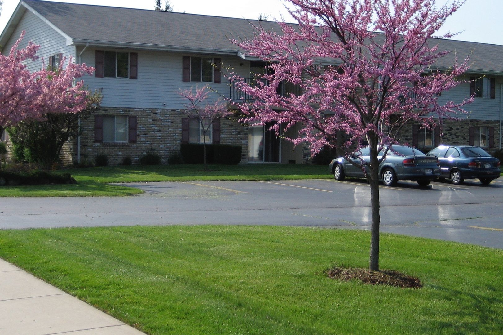 Kenosha Apartment: 1406-1410 91st Street & 9022-9026 Sheridan Road
