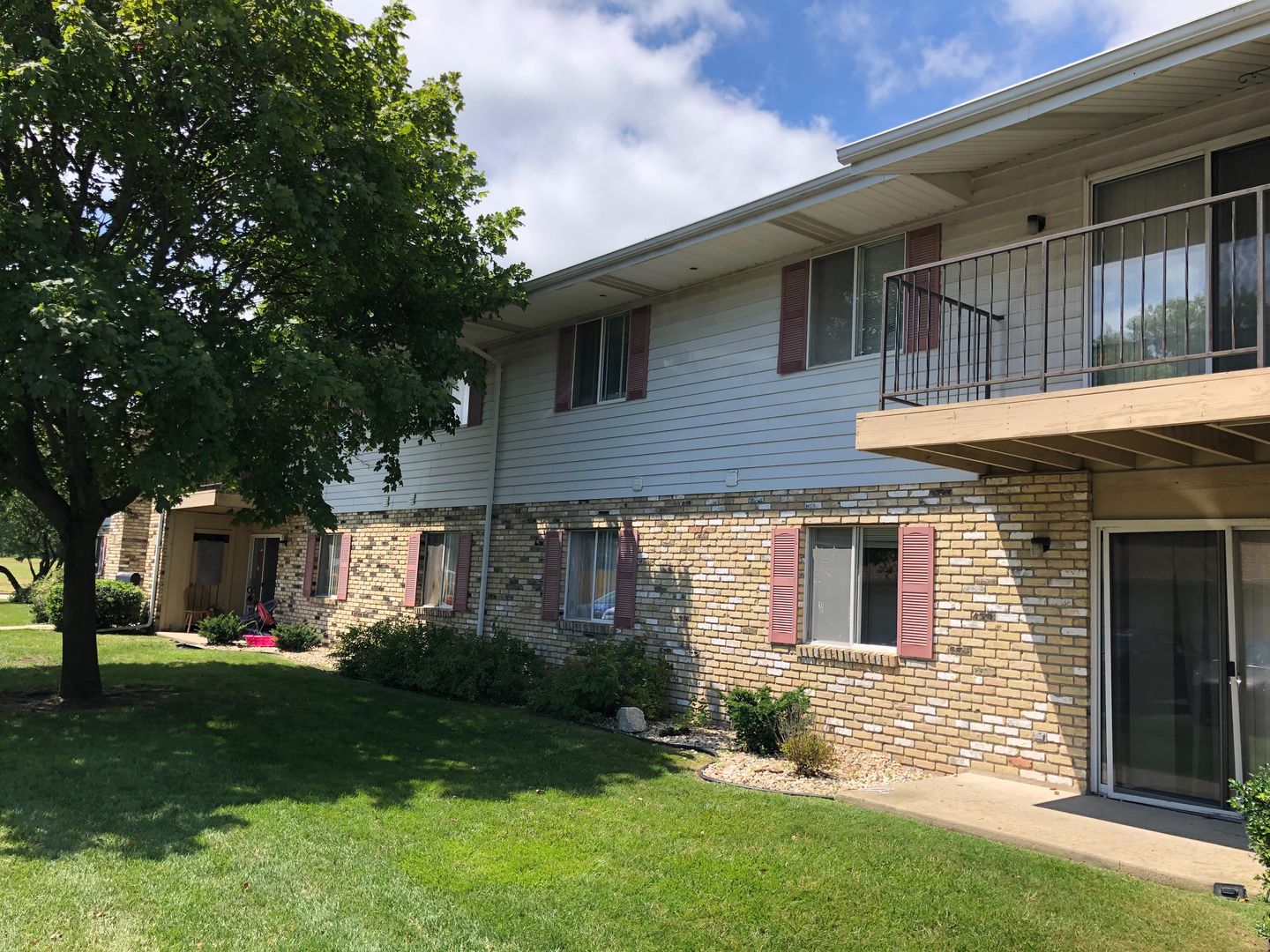Kenosha Apartment: 1406-1410 91st Street & 9022-9026 Sheridan Road