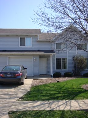 Beautiful Modern Townhome, 3BR/1.5BA with garage. – photo 1