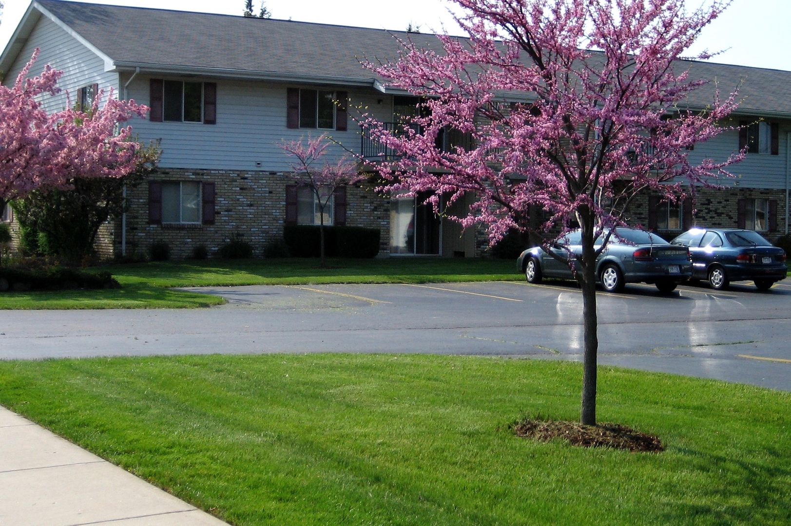 Kenosha Apartment: 1406-1410 91st Street & 9022-9026 Sheridan Road