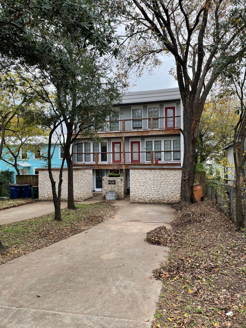 Austin House: 315 West 35th Street #2