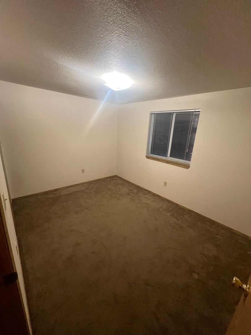 Springfield Apartment: 926 Anderson Lane