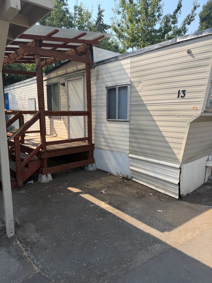 Eugene Apartment: 1403 W 6th Ave