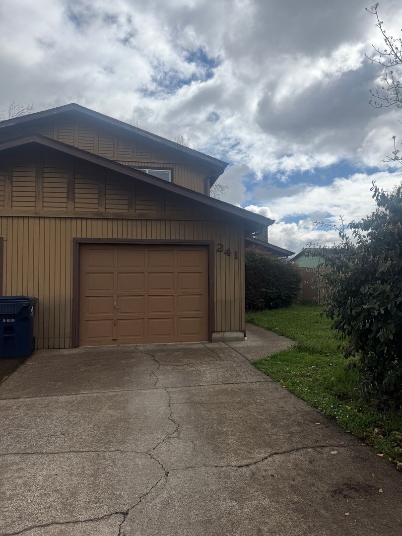 Springfield Apartment: 239/241 S 40th Place