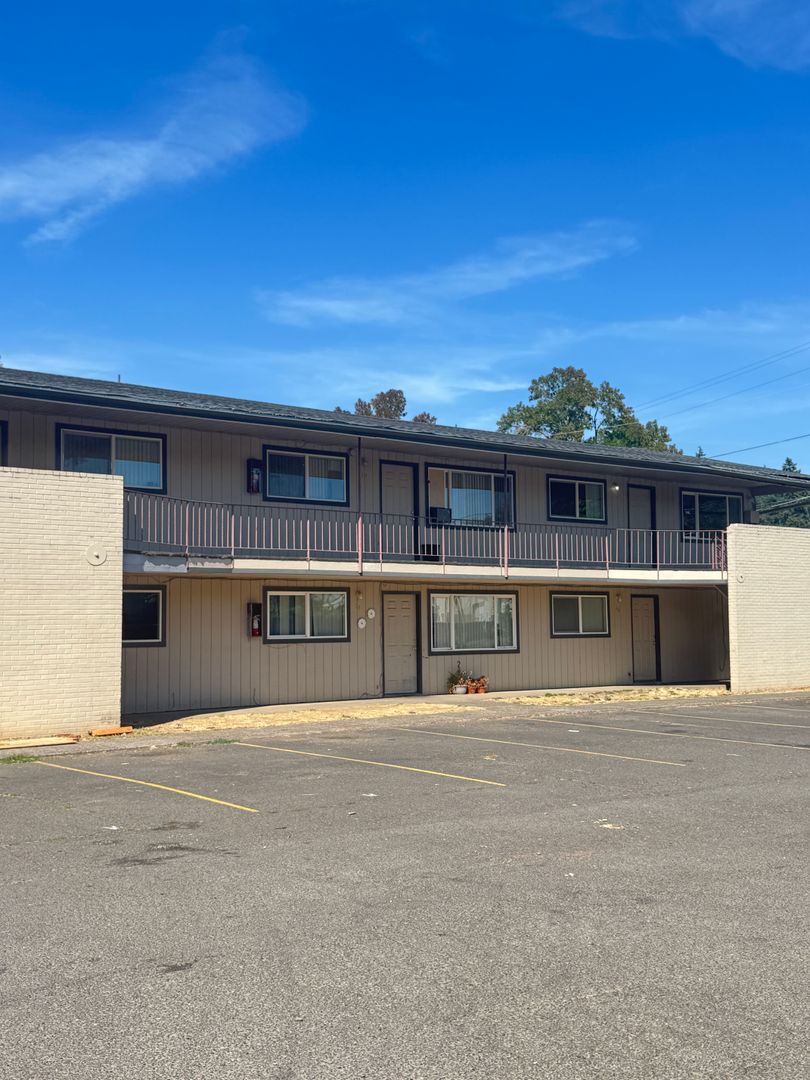 Eugene Apartment: 10-68A N Grand St