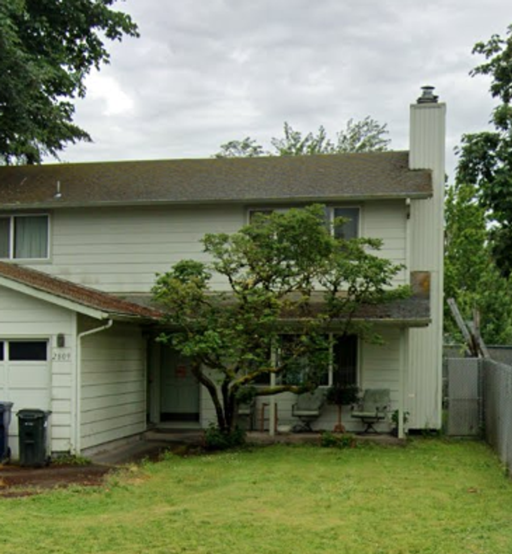 Eugene Apartment: 2809/2811 Applewood Lane