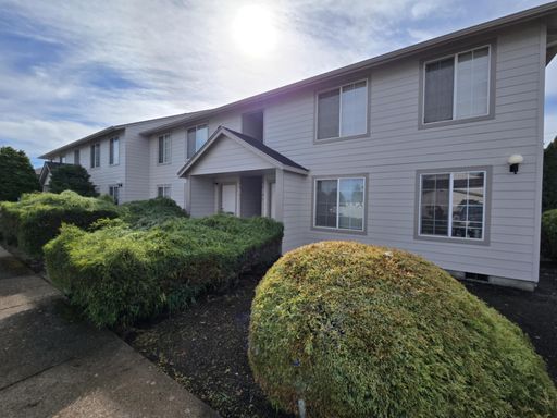 590 Hatton Ln Apt 46, Junction City, OR 97448