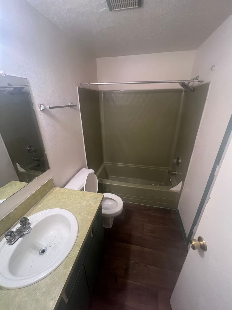 Springfield Apartment: 5332 & 5334 A Street