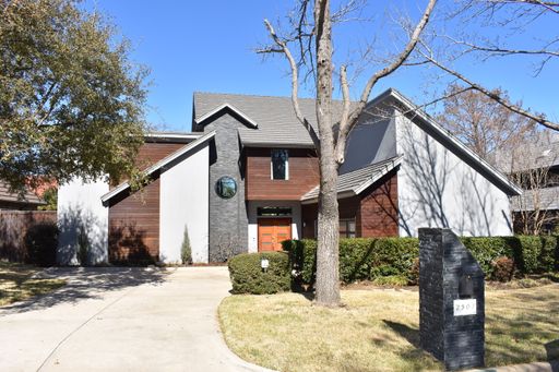 Modern home with pool in Arlington – photo 1