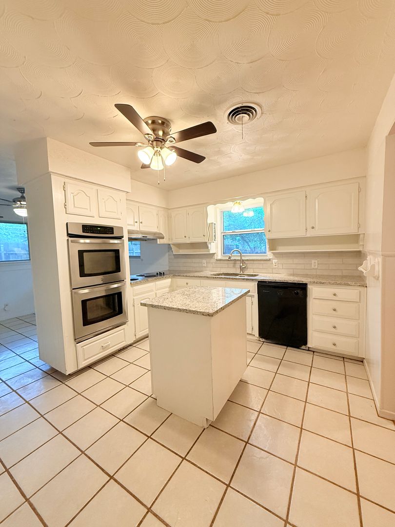 Hurst House: 612 Hillview Drive