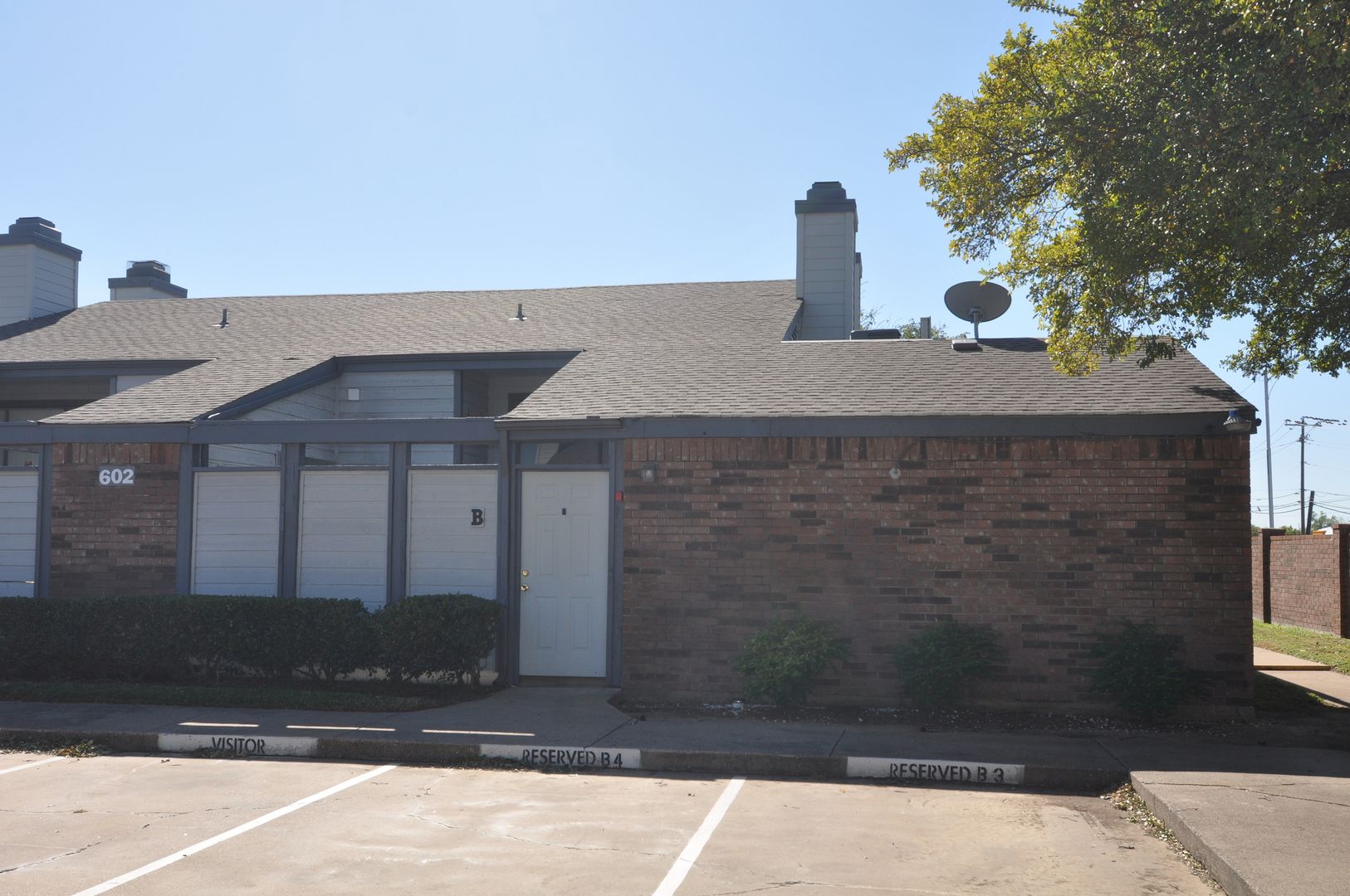 Hurst House: 602 Bellaire Dr. Apt B