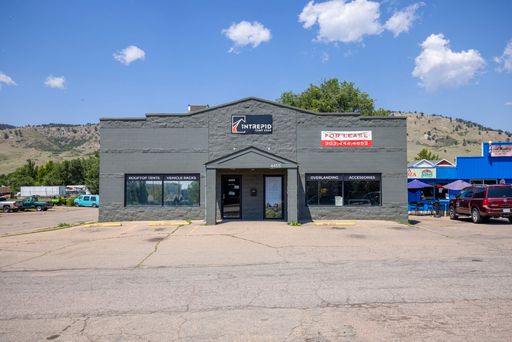 Broadway Commercial Building for Lease – photo 1