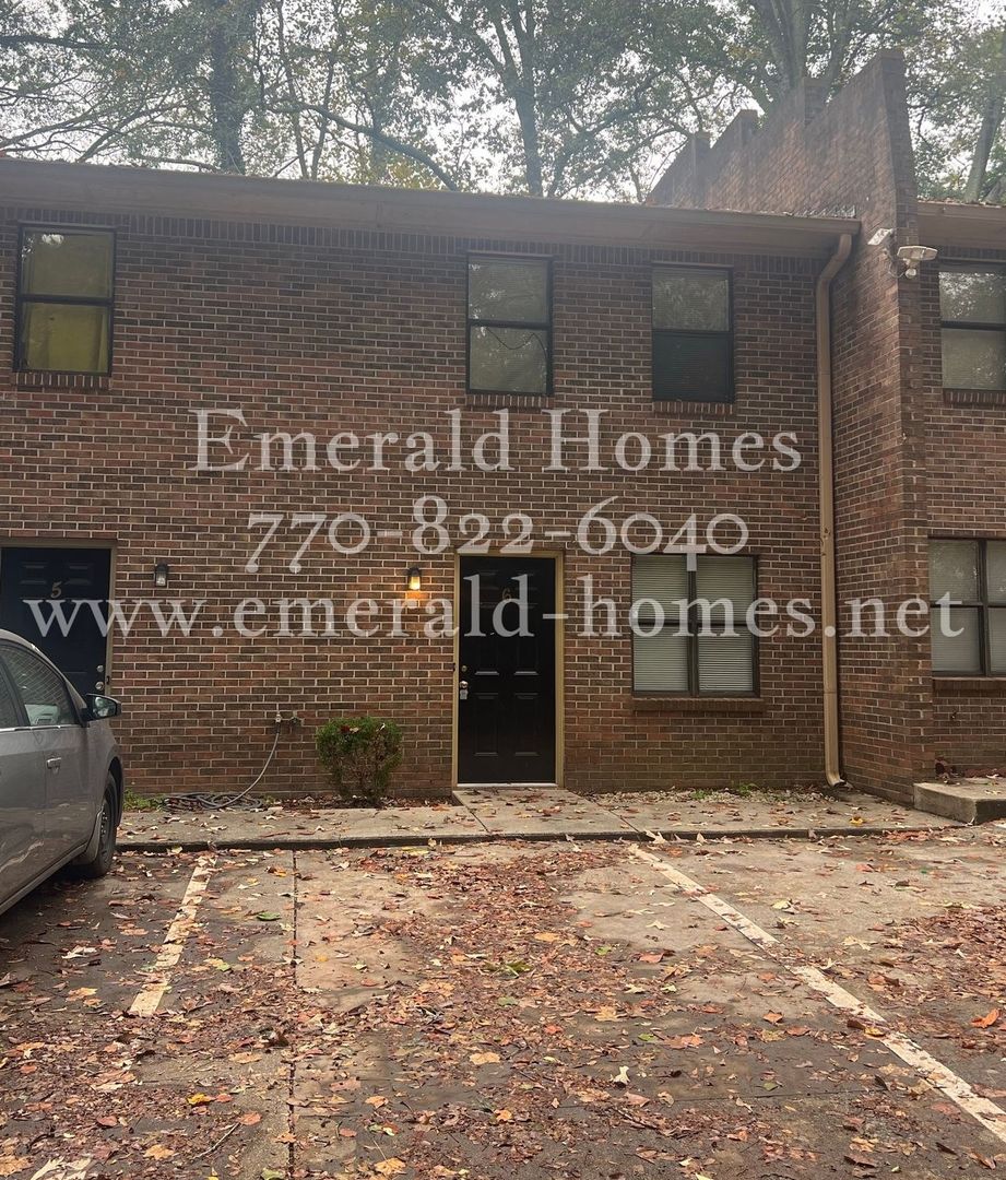 Buford Townhome: 92 N. Alexander Street - #6