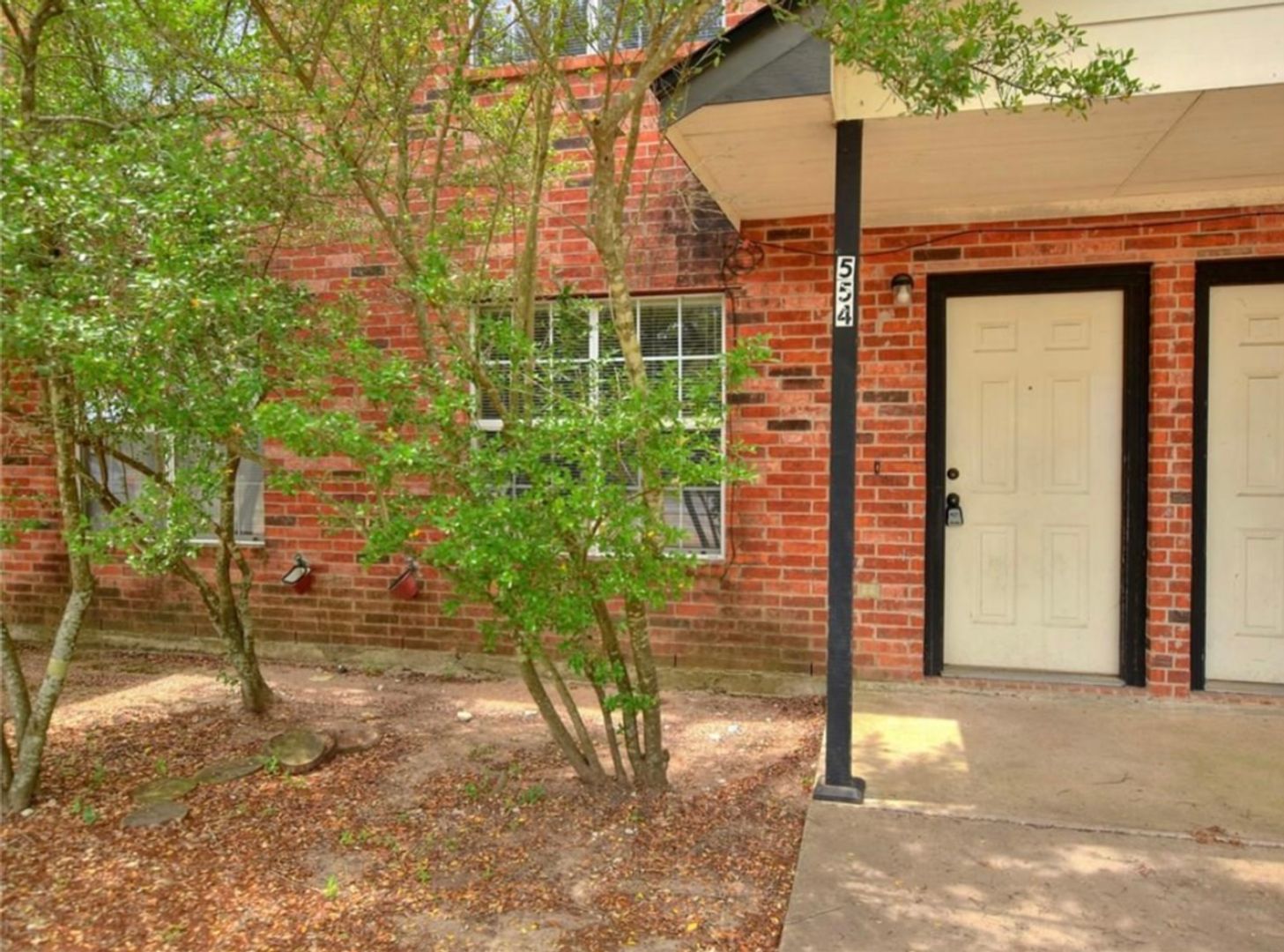 Bertram Apartment: 552-558 E Cedar Street