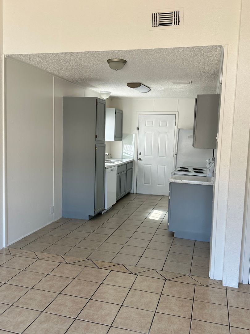 Kingsland Apartment: 200 Aster Street