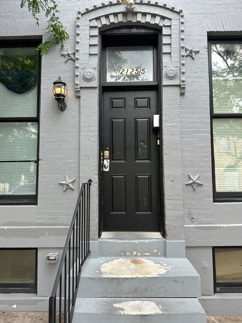 Baltimore Apartment: 2125 1/2 McCulloh St