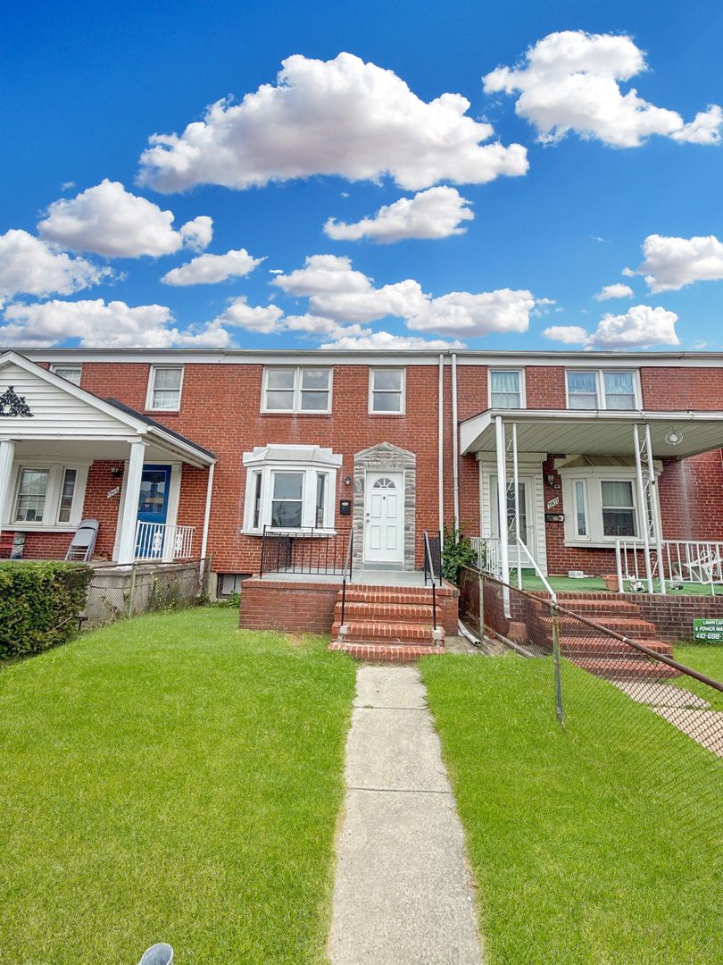 Dundalk House: 1905 Larkhall Rd