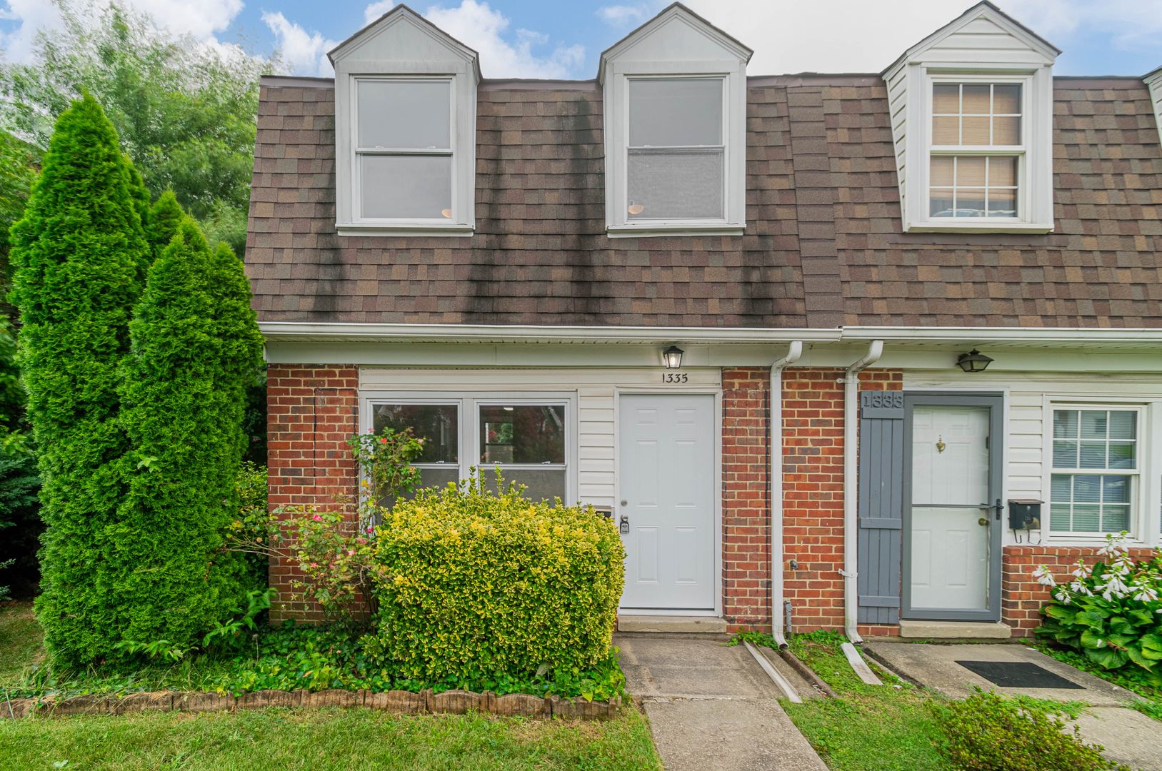 Parkville House: 1335 Mantle St
