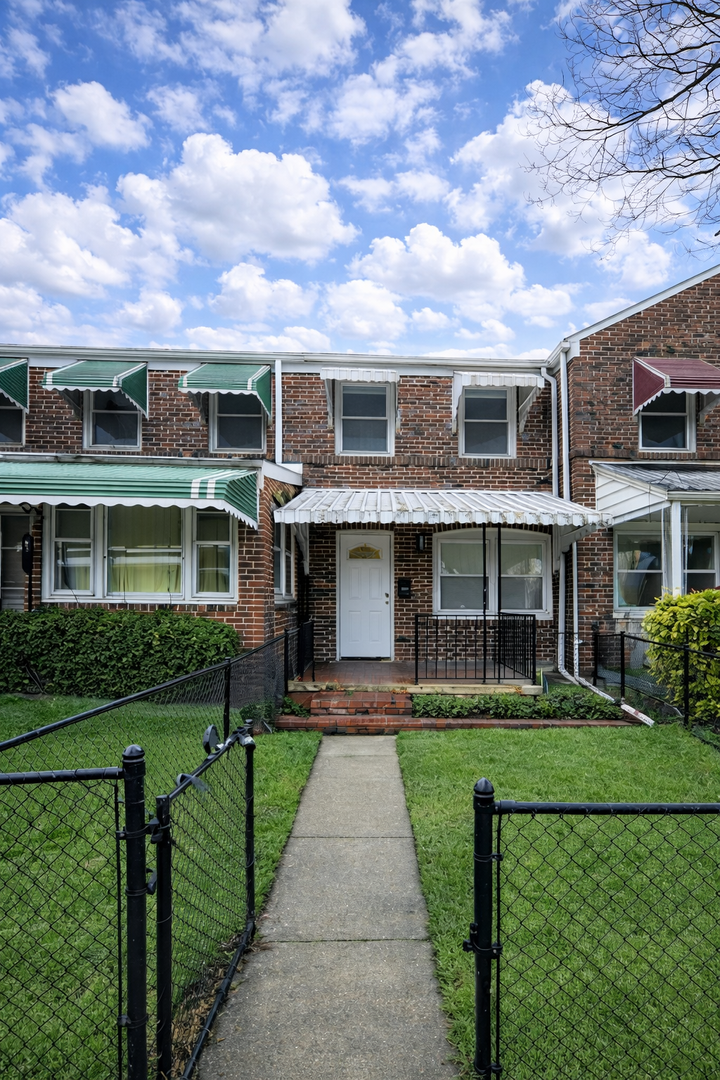 Dundalk House: 148 Carver Rd