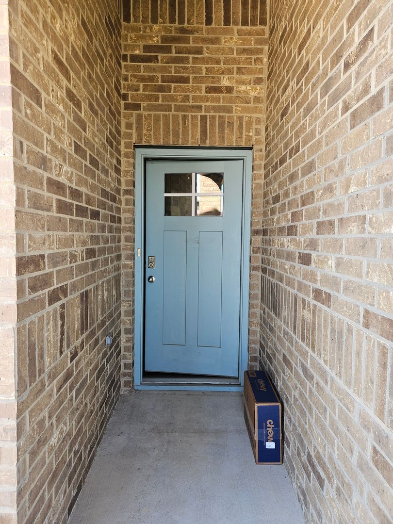 Hutto House: 110 Marimoor Dr,