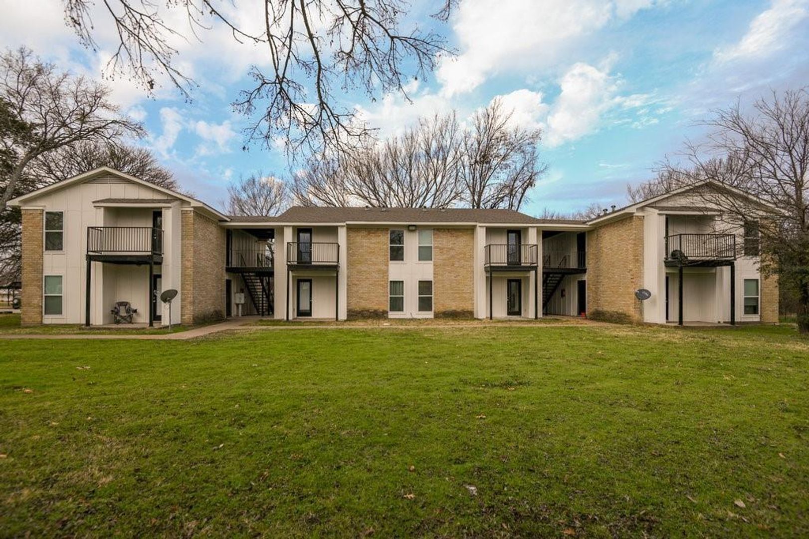 Mexia Apartment: 811 E. Grayson St