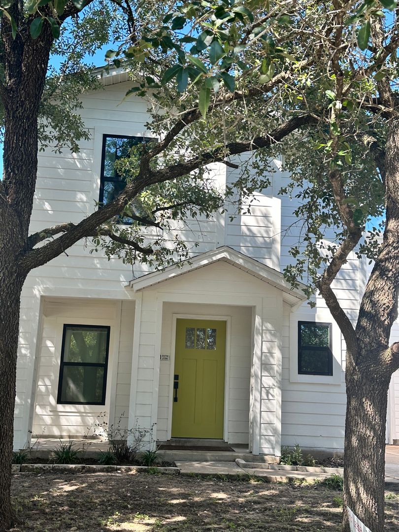 Del Valle House: 13400 COOMES DR