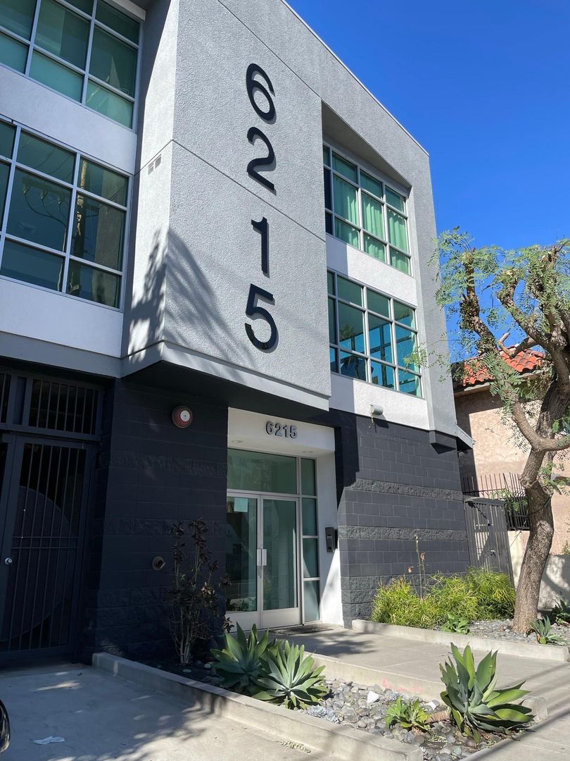 Van Nuys Apartment: 6215 Kester Avenue
