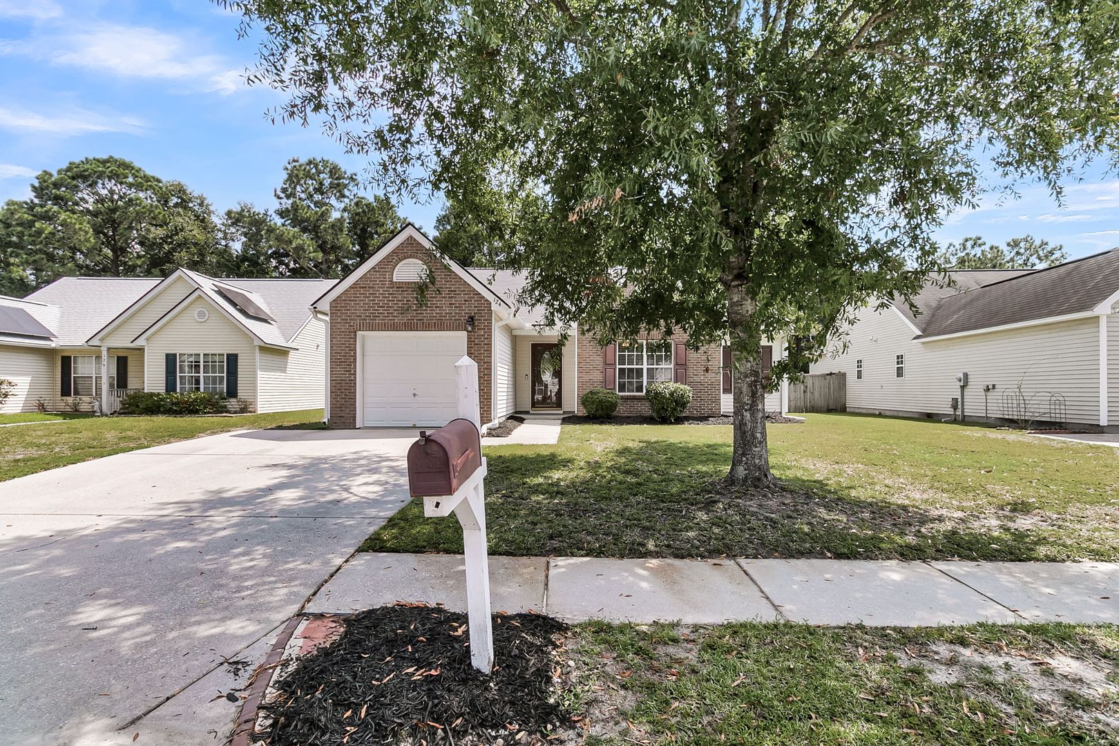 Summerville House: 124 Dovetail Circle