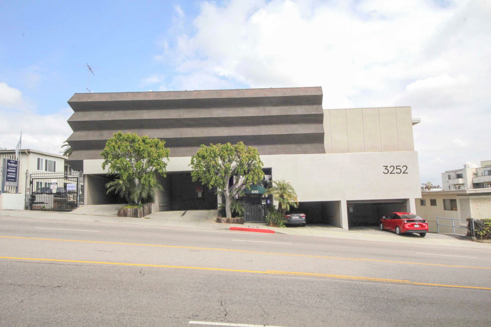 Los Angeles Apartment: 3252 Overland Avenue