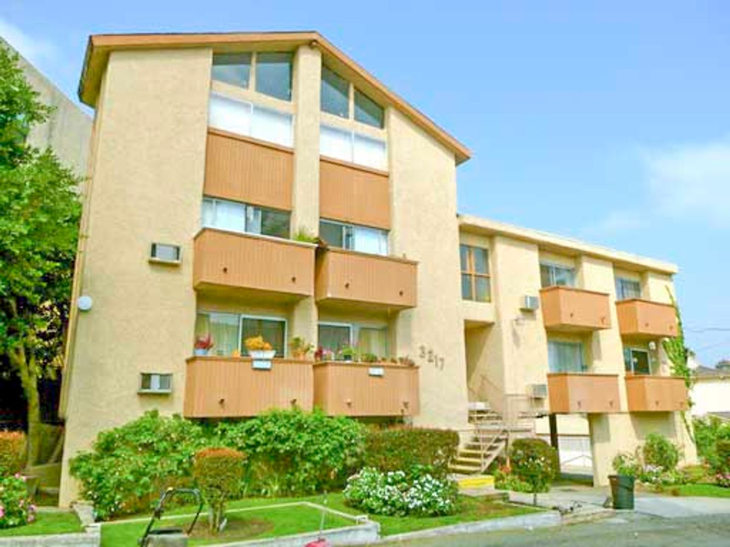 Los Angeles Apartment: 3128 Overland Avenue