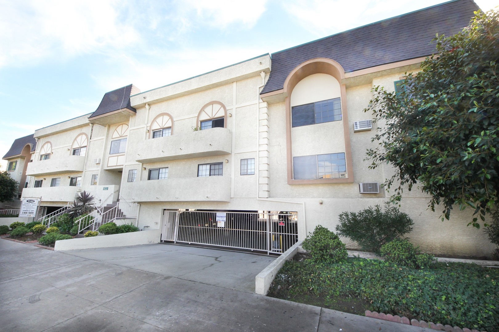 Venice Apartment: 1140 Venice Blvd